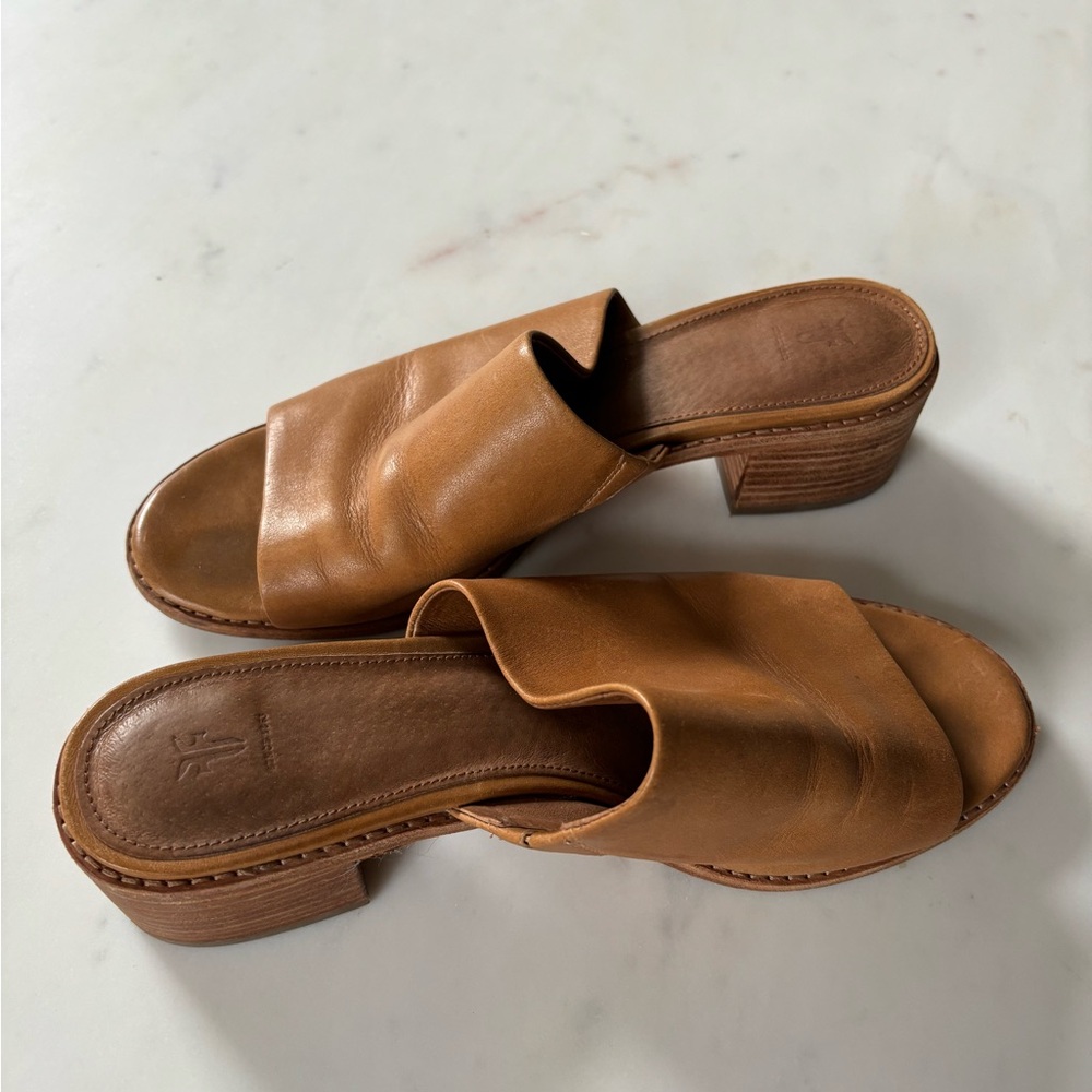 Frye size 9 camel leather open toe mule sandals
